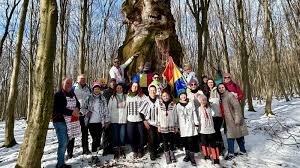 Hora Unirii, jucată la stejarul lui Mihai Viteazul, pe Valea Hârtibaciului/ foto