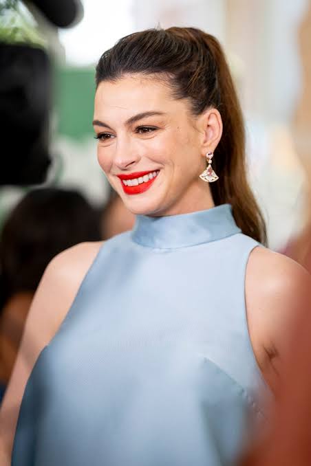 Anne Hathaway says movies that kill dogs should automatically be rated R; assures fans her film 'The End of Oak Street' spares dog Starbuck