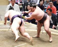霧島、義ノ富士を突き落とし連勝発進「こんなバタバタする相撲は見せたくないんだけど」／夏場所（サンケイスポーツ）