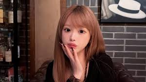 Influencer de k-pop morre em live após polêmica com grupo e ataques de fãs