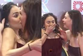 Atriz é beijada à força por fã durante tapete vermelho em evento