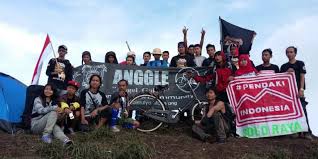 Hasil gambar untuk pecinta alam indonesia