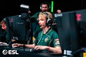 m0NESY renova com a Falcons até 2030