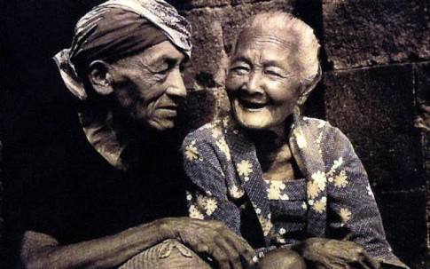 Kisah Bijakku : Meski Di Masa Tua, Cinta Kakek Nenek Ini Tak Luntur Di Makan Jaman