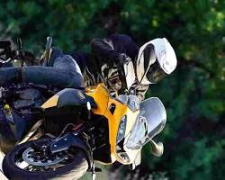 Imagen de motocicleta deportiva en curva inclinada primer plano sistema de dirección horquilla de cerca