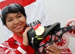 Atlet sepatu roda Indonesia, Sylvia, berpose dengan medali emas usai memenangi laga final nomor lari cepat 1.500 Meter sepatu roda putri SEA Games XXVI di ... - atlet-sepatu-roda-indonesia-sylvia-berpose-dengan-medali-emas-_111114185253-378