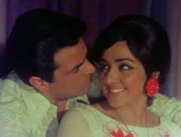 Dharmendra and Hema Malini exchange uber cute glances in Raja Jani (1972) - rajajani1
