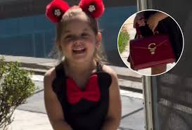 Maria Flor, filha de Virginia e Zé Felipe, aparece com bolsa de grife avaliada em R$ 5,7 mil