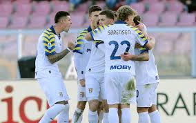 Serie A, il Parma vince 2-1 a Lecce. Alle 15 c’è Fiorentina-Milan
