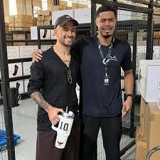 Torcedor do Flamengo tem crise de choro ao tirar foto com Arrascaeta no trabalho: 'Realização de um sonho'