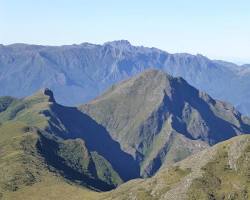 Serra da Mantiqueira montanhas relevo brasileiro, gerada com IA