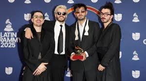 Morat deslumbra con looks coordinados en los Latin Grammys 2025