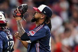 Los lanzadores dominicanos Enmanuel Clase y Luis Ortiz ...