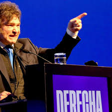 Milei defiende sus vetos en evento de la Fundación Faro de Agustín Laje