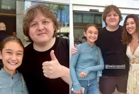 Frustrada com Chappell Roan, filha de Jude Law e enteada de Jorginho ganha gesto de Lewis Capaldi