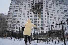 Kyiv Mayor Urges Freezing Residents to Leave as Russia Attacks
