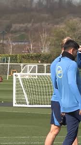 Bergvall volta a treinar com Tottenham após lesão