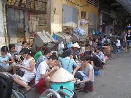 Image result for Hình ảnh nhiều người Việt Nam tranh cướp nhau khi ăn buffet