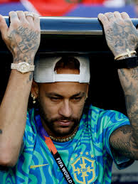 Mesmo sem condição de jogo, Neymar vira sombra para Ancelotti e seu elenco