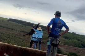 JP1: VÍDEO CHOCANTE: jovem é lançada de ponte sem cordas