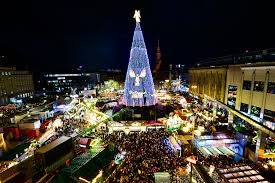 Nun leuchtet die Weihnachtsstadt in vollem Glanz