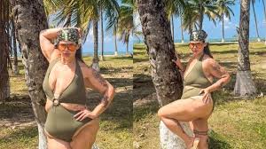 Thais Carla posa de maiô em viagem ao Nordeste após perder mais de 100 kg