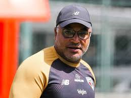 Abraçados no Roger! Diniz é freguesaço do técnico do São Paulo