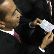 ... Eep Saefullah mengkonfirmasi sejumlah tuduhan tentang kertas yang terselip di jas Jokowi. Sebelumnya sempat beredar kabar kertas itu adalah contekan. - Joko-Widodo-Twitter.com_