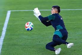 Raúl Rangel rumbo a Europa; la Copa del Mundo será la clave para el arquero de Chivas y la Selección Mexicana