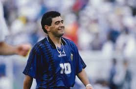 Batistuta diz que Maradona "morreu como um cachorro" e critica Messi: "Não tem o mesmo carisma"