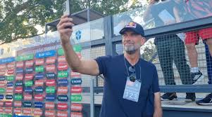 VÍDEO: Klopp dá autógrafo e tira selfie com fãs antes de jogo do Bragantino contra o Palmeiras