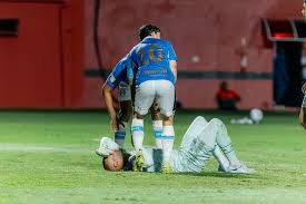 Goleiro do Grêmio, Weverton cai no gramado antes do início de jogo contra o Vitória; veja vídeo