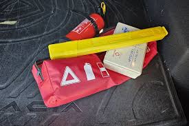 Będziesz musiał wozić w aucie. Rząd przywraca przepis z PRL-u