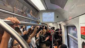 Falha na rede elétrica afeta circulação da Linha 12-Safira e faz passageiros levarem até 1h30 em viagem