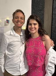 Filha queer de Tadeu Schmidt anuncia noivado com psicólogo