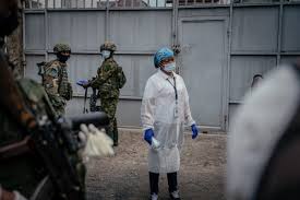 Secretário de Estado dos EUA afirma que OMS reagiu 'um pouco tarde' ao surto de ebola; país deixou agência em janeiro