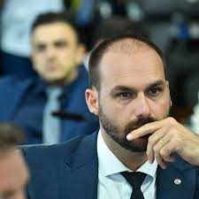 Moraes rejeita pedido da Defensoria e mantém julgamento de Eduardo Bolsonaro para esta terça
