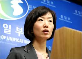 Lee Jong-joo, vice spokeswoman of the Ministry of Unification, briefs reporters on the detention of a South Korean worker at an inter-Korean industrial ... - 090330_p02_koreanworker