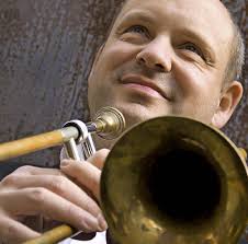 <b>...</b> Dirk Amrein (Blechblasinstrumente/Bild) und <b>Remo Schnyder</b> (Saxofone) mit <b>...</b> - 72249102