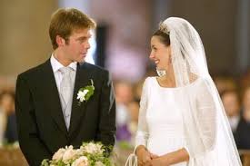 Johnny, ventre rond et tiare de tourmalines : quand Emmanuel-Philibert de Savoie épousait Clotilde Courau en grande pompe