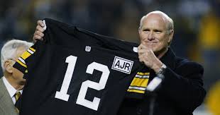 Terry Bradshaw Assists Passengers During Flight Delay Due to Broken Door