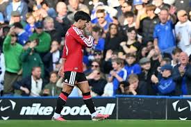Lisandro Martínez fue expulsado en la derrota de Manchester United ante Chelsea por la Premier League