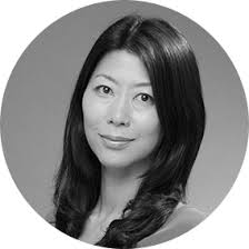 Masako Okamura. Giám đốc điều hành sáng tạo. Là nữ giám đốc sáng tạo đầu tiên của Dentsu với bề dày kinh nghiệm lâu năm tại Dentsu Tokyo. - our-people_masako_okumura