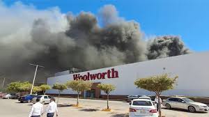 Se registra fuerte incendio en la Plaza Fiesta de Los Mochis