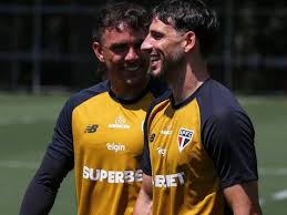 ESCALAÇÃO DO SÃO PAULO: Roger conta com retorno de lateral para enfrentar o Bragantino