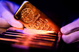 Ouro bate novo recorde e supera US$ 5,3 mil, com dólar em queda e fala de Trump no radar