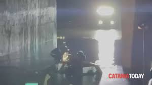 VIDEO | Coppia bloccata in auto sotto il ponte di Piano Tavola: salvata dai vigili del fuoco