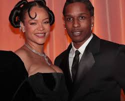 Bố trẻ con của Rihanna ASAP Rocky nói rằng, ông ấy không nghĩ rằng có "người hoàn hảo hơn" Rihanna. Rapper A$AP Rocky nói rằng RiRi là một "người mẹ tuyệt vời".