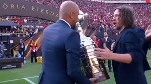 ¡Puyol Sorprende! Su Gesto Inesperado con la Copa Libertadores
