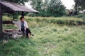 092-1021 Sommer 1993 - Anna Wittenberg am alten Brunnen auf dem ...